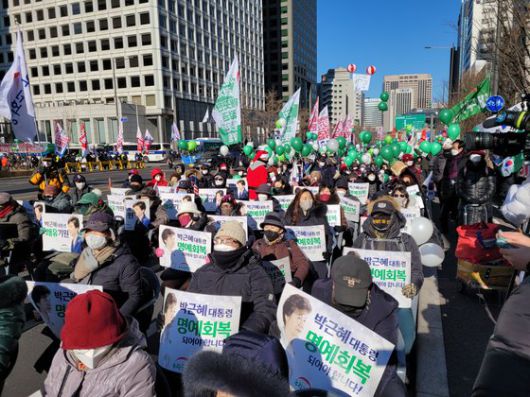 25일 시청역 7번 출구 인근에서 박근혜 전 대통령 지지자들이 모였다. 이들은 '박근혜 쾌유 기원' 등이 적힌 플래카드를 들었다. 석경민 기자