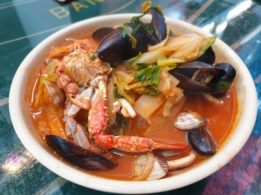 지난달 22일 전북 군산시 장미동 짬뽕특화거리. 군산시는 2018년 말부터 17억3000만원을 들여 짬뽕특화거리를 조성 중이다. 이곳에 입점하면 군산시에서 인테리어 비용 5000만원씩 지원해 준다. 임대료 및 식재료 구입비 일부 지원, 상수도 사용료 30% 감면 등의 혜택도 있다. 군산=김준희 기자