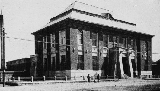 1926년 군산항 축항 기공식을 기념하기 위해 쌀가마니로 만든 탑. 사진 군산근대역사박물관