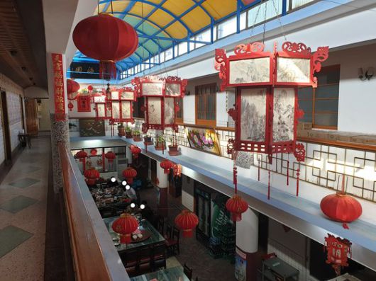 일제 강점기 상점들이 즐비한 번화가였던 군산 영화동에서 한국인과 중국인, 일본인 등이 걷고 있다. 사진 군산근대역사박물관