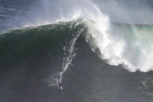 한 서프가 거대한 파도를 타고 있다. AP=연합뉴스