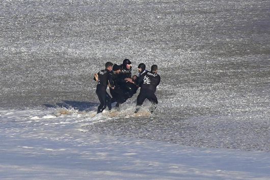 괴물파도 타기는 당연히 위험하다. 8일 미국에서 온 서프 CJ 마르시아스가 서핑 중에 큰 파도에 휩쓸리자 구조대원들이 건져내고 있다. AP=연합뉴스