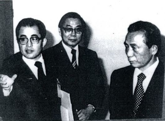 1979년 2월 22일 KIST를 방문한 박정희 전 대통령(오른쪽)에게 김재관 박사(왼쪽)가 중공업 육성방안을 설명하고 있다. [중앙포토]