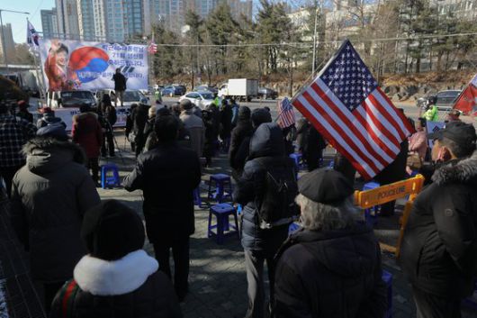 박근혜 전 대통령 지지자들이 2일 서울 강남구 삼성서울병원 앞에서 '박 전 대통령 생일기념집회'를 하고 있다. 뉴스1