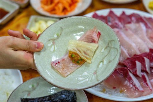 기름기가 많은 뱃살은 막장이나 백김치를 곁들여 먹는다.