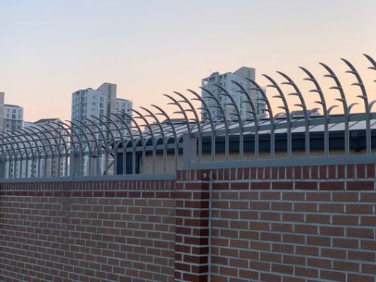 11일 박근혜 전 대통령의 사저가 될 것이라는 소문이 돌고 있는 대구 달성군 유가읍 한 주택의 담장에 외부인의 침입을 막기 위한 철제 펜스가 설치돼 있다. 김정석 기자