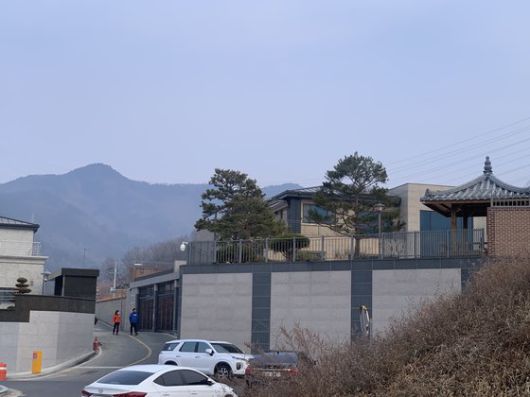 박근혜 전 대통령이 퇴원 후 머물 것으로 알려진 대구시 달성군 유가읍 한 전원주택을 사람들이 둘러보고 있다. 김정석 기자