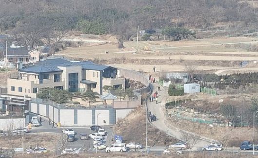박근혜 전 대통령이 퇴원 후 머물 것으로 알려진 대구시 달성군 유가읍 한 전원주택을 사람들이 둘러보고 있다. 인터넷 카페 '텍폴맘' 캡쳐