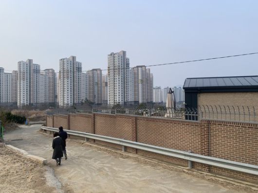 박근혜 전 대통령이 퇴원 후 머물 것으로 알려진 대구시 달성군 유가읍 한 전원주택을 사람들이 둘러보고 있다. 김정석 기자