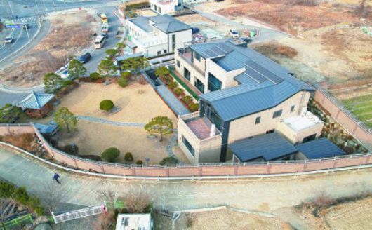 13일 사저를 구경하기 위해 모인 지지자들. [뉴시스]