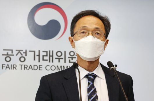 조홍선 공정거래위원회 카르텔조사국장이 17일 오전 세종시 정부세종청사에서 아이스크림 판매 가격 담합으로 과징금 총 1350여억원을 부과한 사건에 관해 브리핑하고 있다. 연합뉴스