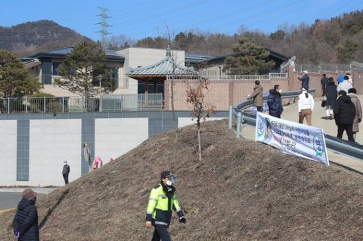 17일 박근혜 전 대통령 사저로 알려진 대구 달성군 유가읍 쌍계리 전원주택에 대한 경호·경비 문제를 놓고 대통령경호처와 경찰 등 실무진이 현장을 찾아 사저 내부를 점검한 가운데 사저 주변은 연일 방문객으로 붐비고 있다. 뉴스1