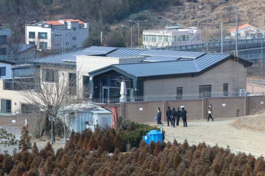 16일 오전 대구 달성군 유가읍 쌍계리 박근혜 전 대통령 사저 뒤편 가드레일 철거가 끝난 뒤 달성군·대구경찰 관계자들이 사저 주변을 살펴보고 있다. 뉴스1