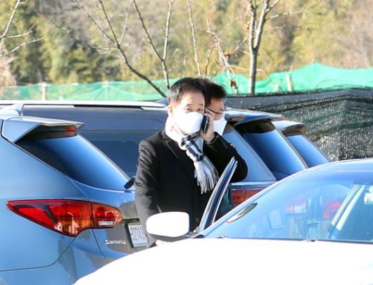 청와대 경호처가 박근혜 전 대통령 사저 경호 준비에 들어간 17일 박 전 대통령 측근인 유영하 변호사가 지인들과 사저 인근 카페를 찾았다. 연합뉴스