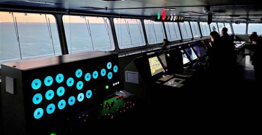 지난달 4일 일출 직전 제주도 30마일 밖 비욘드트러스트호. 중앙포토