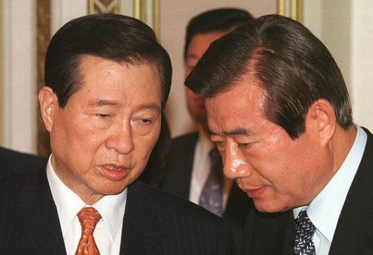 한광옥 전 위원장(오른쪽)은 1999년 11월 김대중 정부 두번째 대통령 비서실장에 임명됐다. 범동교동계 4선 중진 의원이던 그를 발탁하며 청와대는 "당·청 및 공동여당이던 자민련과의 협조를 원만히 할 인물"이라고 발탁이유를 밝혔다. 한 전 위원장은 2001년 9월까지 22개월간 비서실장으로 일했다. 비서실장이던 그가 2001년 8월 김대중 대통령(왼쪽)과 청와대에서 대화하는 모습. 중앙포토