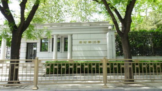 아키모토 쓰카사 의원이 지난해 9월 도쿄법원에서 열린 뇌물 사건 공판에 참석하고 있다. 이날 그는 중국 기업으로부터 뇌물을 받은 혐의로 법원으로부터 징역 4년의 유죄 판결을 선고받았다. 이 스캔들로 스가 요시히데 총리도 곤혹스러운 처지에 놓였다. AP=연합뉴스