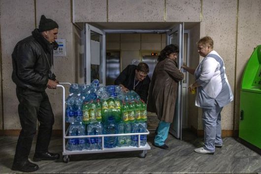 우크라이나 남부 도시 미콜라이우의 한 마트 물건이 1일 거의 동났다. AP=연합뉴스