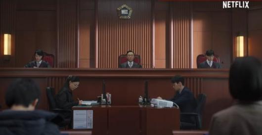 '소년심판'에서 김무열은 부장판사 강원중 역의 이성민, 우배석 판사 심은석 역의 김혜수와 나란히 앉아 연기했다. 사진 넷플릭스