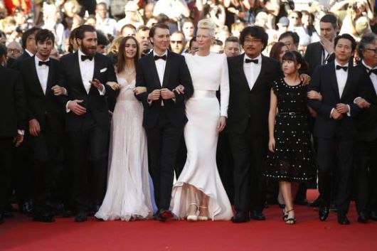 봉준호 감독과 영화 '옥자'에 출연한 할리우드 및 한국 배우들이 2017년 칸영화제 공식경쟁 부문에 초청돼 레드카펫을 밟은 모습이다. [AP=연합뉴스]