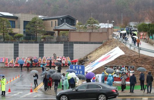 13일 오후 비가 내리는 날씨에도 대구 달성군 유가읍 쌍계리 박근혜 전 대통령 사저 주변이 휴일 구경 인파로 붐비고 있다. 뉴스1
