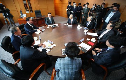 윤석열 대통령 당선인이 21일 서울 삼청동 대통령직인수위원회에서 경제 6단체장과 오찬 회동에 앞서 티타임을 갖고 있다. 김상선 기자