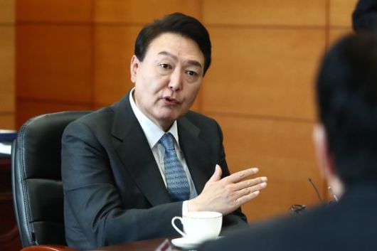 경제6단체장들과 대화하는 윤석열 당선인   (서울=연합뉴스) 윤석열 대통령 당선인이 21일 서울 종로구 통의동 대통령직인수위원회 사무실에서 경제6단체장들과 오찬 회동을 하고 있다. 2022.3.21 [국회사진기자단]   uwg806@yna.co.kr (끝)  〈저작권자(c) 연합뉴스, 무단 전재-재배포 금지〉