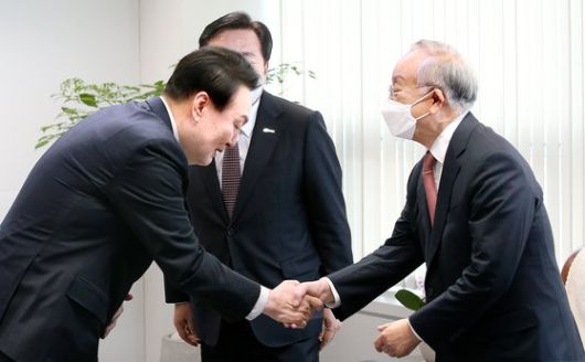 윤석열 당선인이 21일 오전 서울 종로구 통의동 대통령직 인수위원회 사무실에서 경제 6단체장들과 오찬 회동에 앞서 손경식 경총 회장과 인사를 나누고 있다. 국회사진기자단