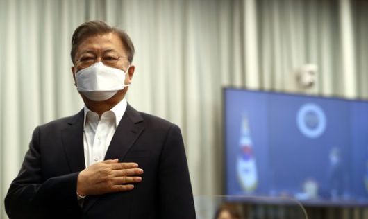 문재인대통령이 22일 오전 청와대 여민관에서 열린 국무회의에서 국민의례를 하고 있다. 청와대사진기자단.