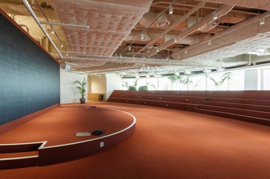 많은 인원이 모여 컨퍼런스를 열거나 발표 행사를 하는 공간. ⓒ우아한형제들