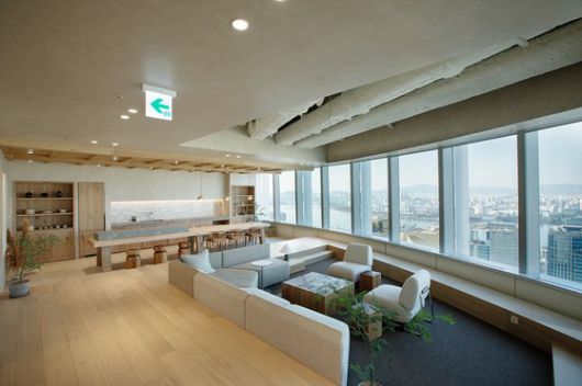 일정 기간 대여해 외부 워크숍 공간처럼 사용할 수 있는 '청평 같은 방'. 배달의민족 서비스를 이용해 음식을 즐길 수도 있다. ⓒ 우아한형제들