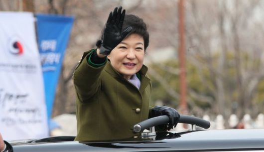 박근혜 전 대통령이 2013년 2월 25일 국회의사당에서 열린 제18대 대한민국 대통령 취임식을 마치고 카퍼레이드를 하며 환영나온 시민들에게 손을 흔들고 있다. 중앙포토