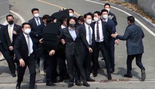 박근혜 전 대통령이 24일 낮 대구 달성군 유가읍에 마련된 사저에 도착해 시민들에게 인사말을 하던 도중 '인혁당(인민혁명당) 사건' 피해자라고 주장하는 사람이 던진 소주병이 깨지자 경호원들이 몰려들고 있다. 송봉근 기자