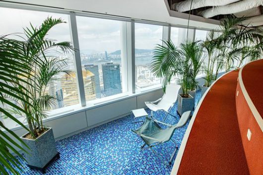 트랙룸 뒷편에 마련된 수영장 공간에서는 한강뷰 조망을 즐길 수 있다. ⓒ 최지훈