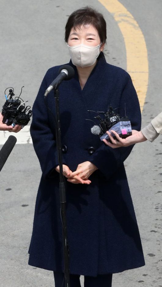 박근혜 전 대통령이 24일 낮 대구 달성군 유가읍에 마련된 사저에 도착해 시민들에게 인사말을 하고 있다. 송봉근 기자