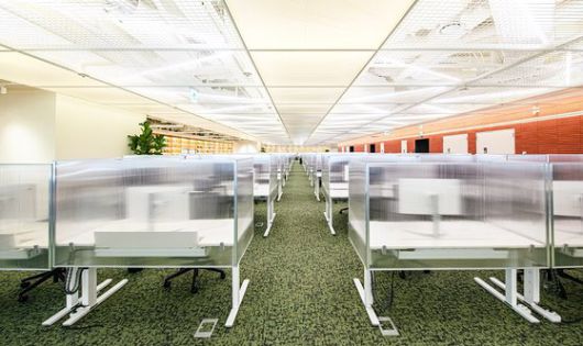 모션데스크가 배치된 노멀 오피스 공간. 폴리카보네이트 스크린을 사용해 업무 몰입도를 높이면서 시각적인 개방감도 확보했다. ⓒ 최지훈