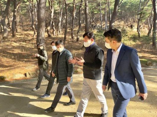 양산 통도사에서 템플스테이 중인 더불어민주당 송영길 전 대표는 문재인 대통령의 임기가 5월 종료되는 것과 관련, "전직 대통령이 고향에서 편안한 노후를 보내며 지역사회에 봉사하는 시대, 더이상 정치보복의 악순환이 되지 않게 막아내는 버팀돌의 하나가 되겠다"고 27일 오전 페이스북에 밝혔다.