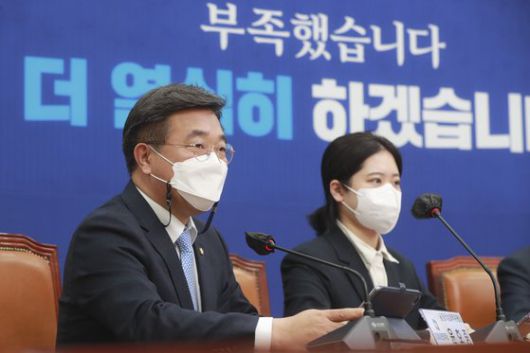 윤호중 더불어민주당 공동비상대책위원장이 1일 오전 서울 여의도 국회에서 열린 제2차 중앙위원회에서 인사말을 하고 있다. 뉴스1