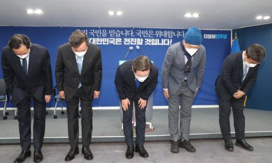 이재명 더불어민주당 대선 후보가 지난달 10일 오후 서울 여의도 중앙당사에서 열린 선대위 해단식에서 허리 굽혀 인사하고 있다. 왼쪽부터 우상호 총괄선대본부장, 이낙연 총괄선대위원장, 이 후보, 송영길 대표, 윤호중 원내대표. 연합뉴스