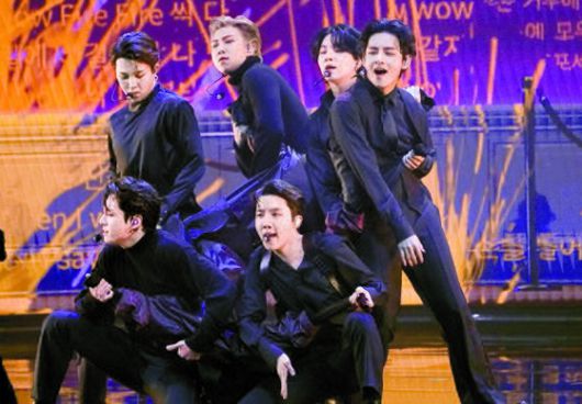 방탄소년단이 제64회 그래미 어워즈에서 자신들의 히트곡 '버터' 무대를 선보이고 있다. [사진 연합=AP]