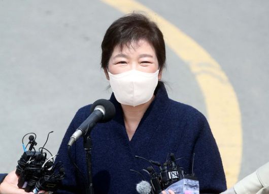 박근혜 전 대통령이 지난달 24일 낮 대구 달성군 유가읍에 마련된 사저에 도착해 시민들에게 인사말을 하고 있다. 송봉근 기자