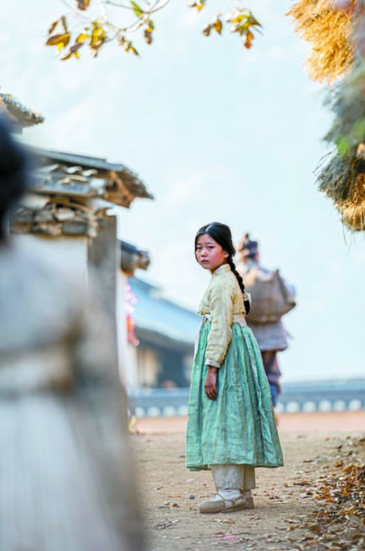 '파친코'에는 시대와 신분, 직업, 상황에 따라 다양하게 지은 한복 의상이 등장한다. 채경화 의상 디자이너가 참여했다.[사진 애플TV+]