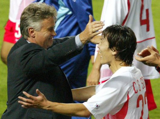 히딩크(왼쪽) 감독과 '히딩크 황태자'로 불린 송종국. [중앙포토]