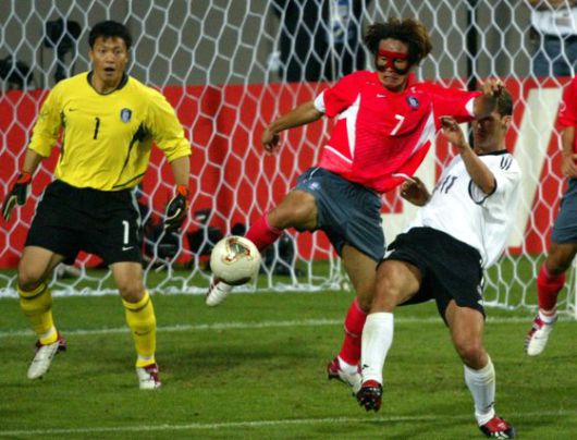 독일과 4강전에서 클로제(오른쪽)에 한 발 앞서 볼을 걷어내는 김태영(가운데). [중앙포토]