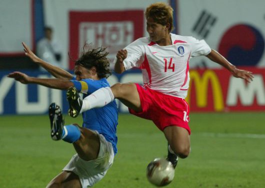 이천수(오른쪽)는 이탈리아 말디니의 마리를 발로 걷어찼다. 오종택 기자