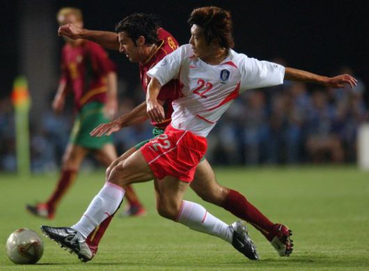 송종국 질식 수비에 질린 피구가 '비겨서 나란히 16강에 진출하자'고 제안했다. [중앙포토]