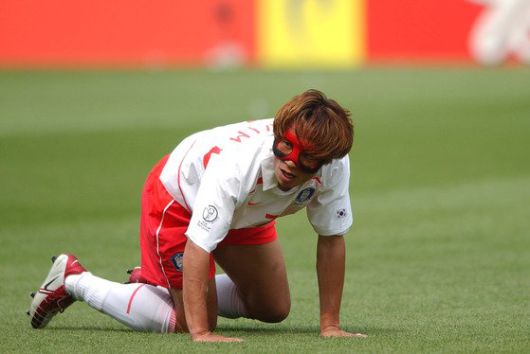 김태영은 코뼈 골절에도 마스크를 쓰고 뛰는 부상 투혼을 펼쳤다. [중앙포토]