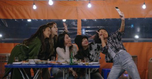 걸그룹 마마무의 성장기를 담은 웨이브 다큐 ‘MMM: Where are we now’는 이들이 어떻게 대중의 사랑을 받는 그룹으로 서게 되는지를 과거 영상과 현재 멤버들의 모습, 이효리 등의 주변인들 인터뷰를 통해 보여준다. [웨이브 제공]