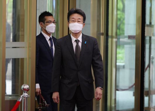 22일 일본 정부가 올해 외교청서에서도 독도가 '일본 땅'이라는 억지 주장을 되풀이한 것과 관련해 초치된 구마가이 나오키 주한 일본대사관 총괄공사가 정부서울청사 외교부로 들어서고 있다. [연합뉴스]