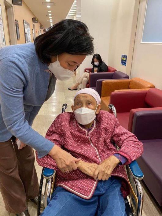 박영선 전 중소기업벤처부 장관이 항암치료 중인 어머니를 돌보고 있다. [사진 박 전 장관 페이스북]